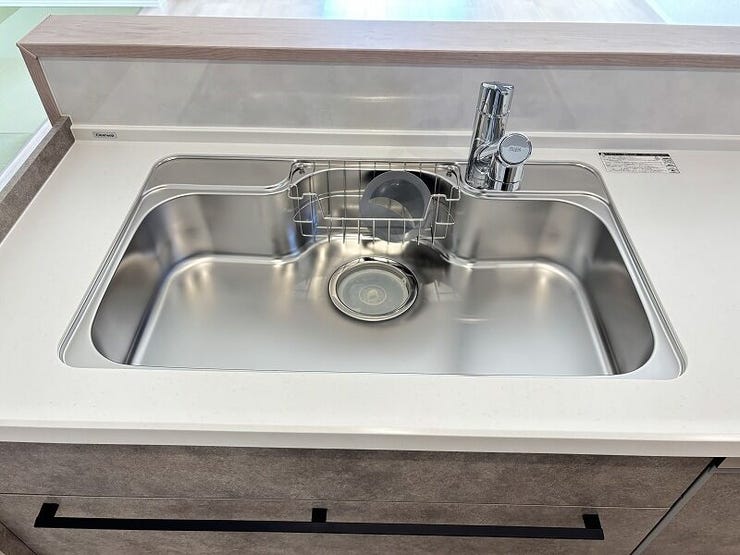 広々シンクには、浄水器一体型水栓付き♪