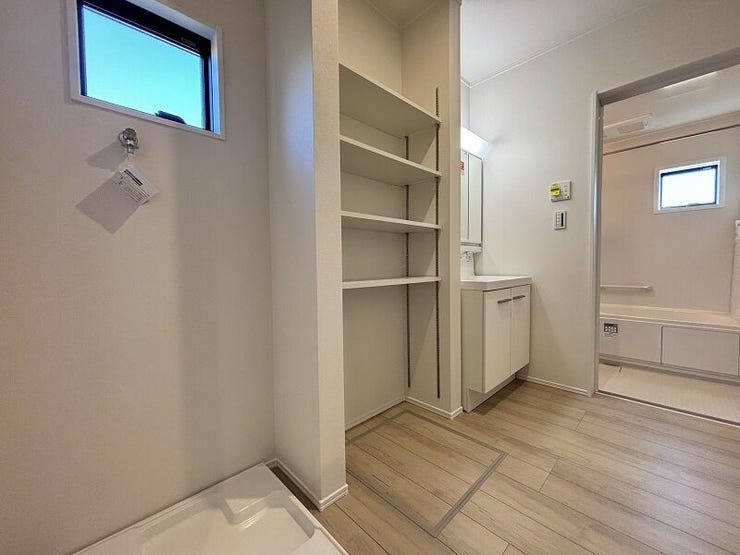 洗面所にある収納棚はご家族分のタオルや、ストック品の収納に大活躍!