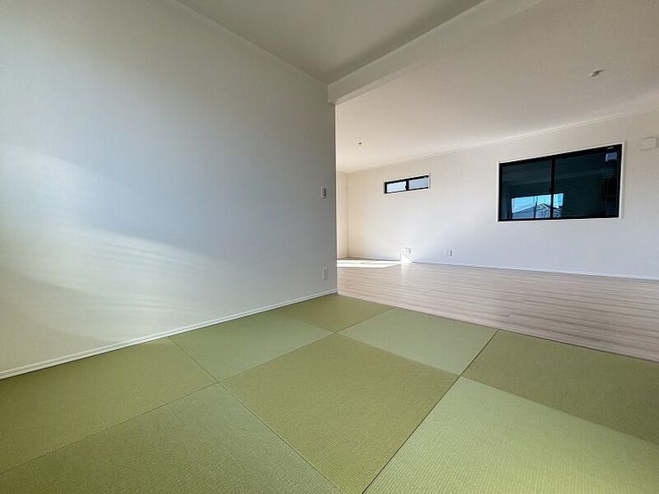 リビングの隣接した洋風和室♪フラットな作りなのでお掃除もしやすくお昼寝などに便利な落ち着く空間です。