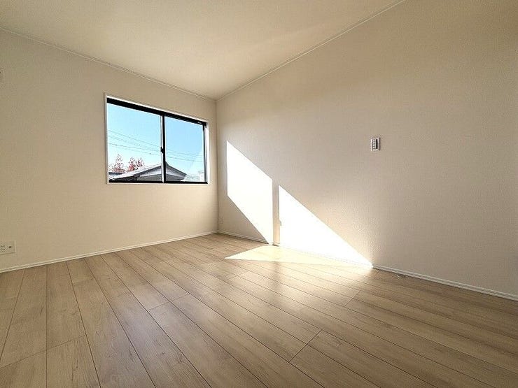 明るい洋室はお子様のお部屋としても良いですね!