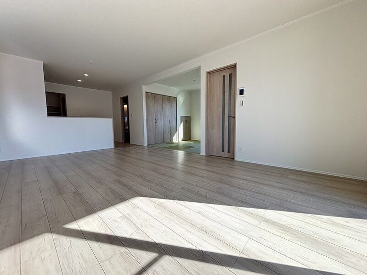 南側からたっぷりの陽が差し込む明るい空間は居心地が良く、ご家族が集まるくつろぎスペース♪