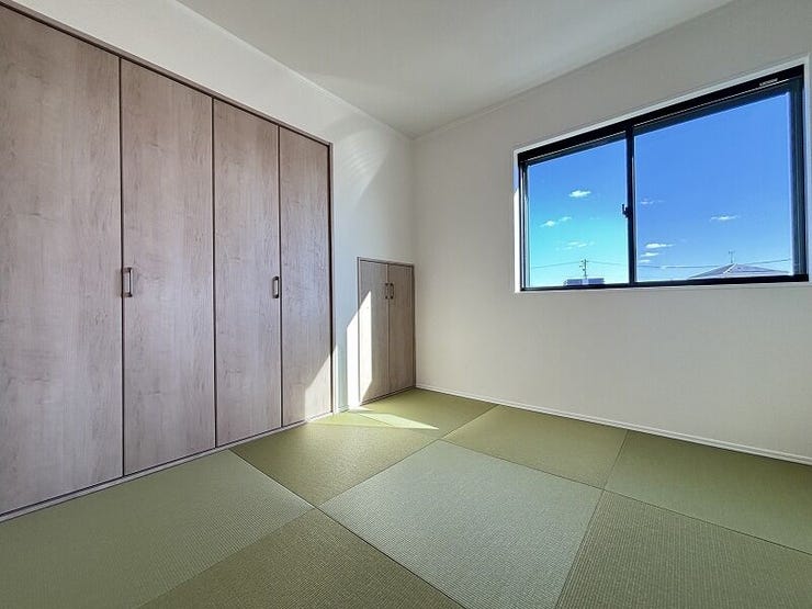 リビングから目が届く和室は、お子様の遊び部屋・お昼寝スペースとして使うのもオススメです♪