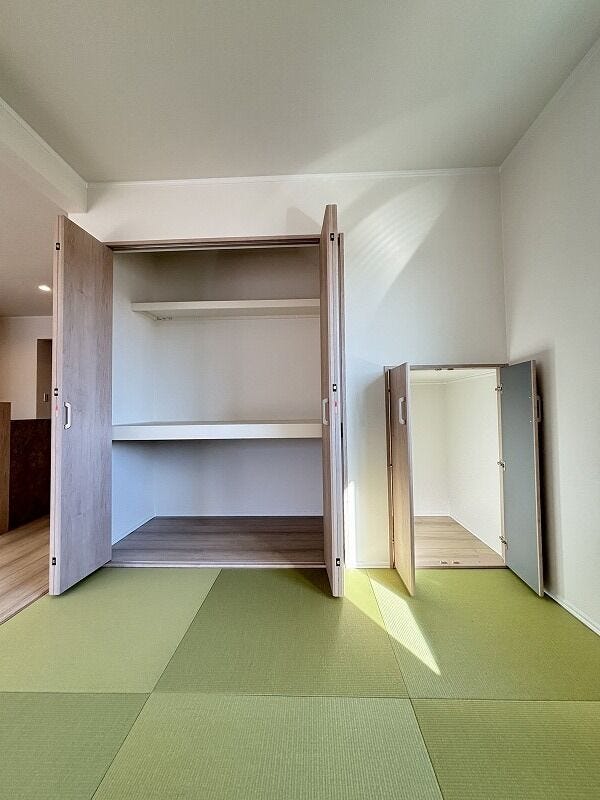 和室にある収納スペースは来客用の座布団やお昼寝用のお布団、リビングで使うものなど収納ができ大変重宝!
