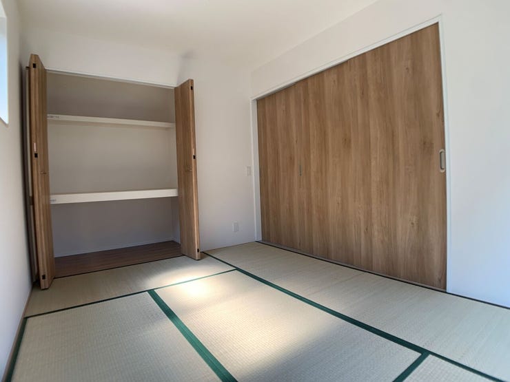 【和室6帖】 扉を開けると、リビングと一体で使えます。