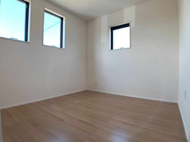 【洋室5帖】 自然光が入る、使いやすい広さのお部屋です。