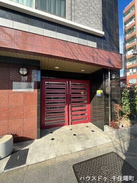 マンションの正面エントランス。出入りする人間を癒してくれるマンション入り口であり、その建物の「顔」でもあります。
◆室内見学可能◆
お電話【0120-388-208】にお電話ください。