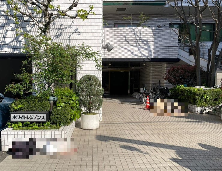 幅の広いゆったりとしたエントランスで来訪者を迎えます