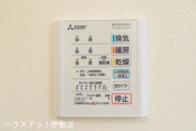 【浴室換気乾燥暖房機（同仕様写真）】
雨や灰が降る日に重宝する浴室乾燥機。寒い冬の日に小さなお子様からお年寄りまで温かく体を包み込んでくれます