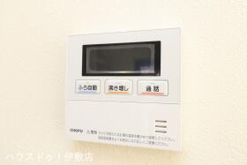 【給湯器リモコン（同仕様写真）】
オートバス機能付きで、スイッチ一つでお湯が沸きます