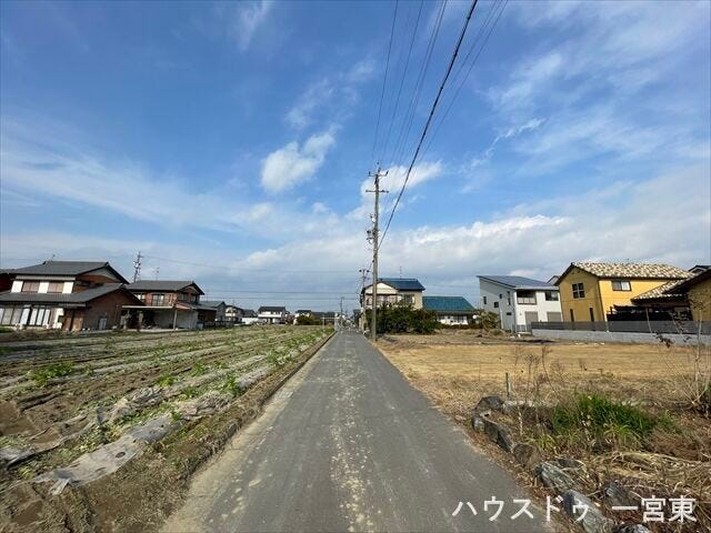 【前面道路含む現地写真】
東側幅員約2.9mの前面道路です。セットバックが必要な道路となります。大型車が入ってこれないので、騒音などの心配はありません。