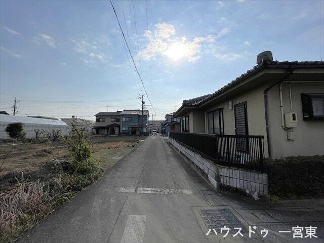 東側幅員約2.9mの前面道路です。セットバックが必要となりますが、道路幅が広がるので車の出し入れもしやすくなりますね。