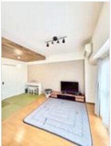 南東向きバルコニーからの日差しが差し込むリビング♪畳コーナーがあり、ご家族の団らんがますます楽しめます。