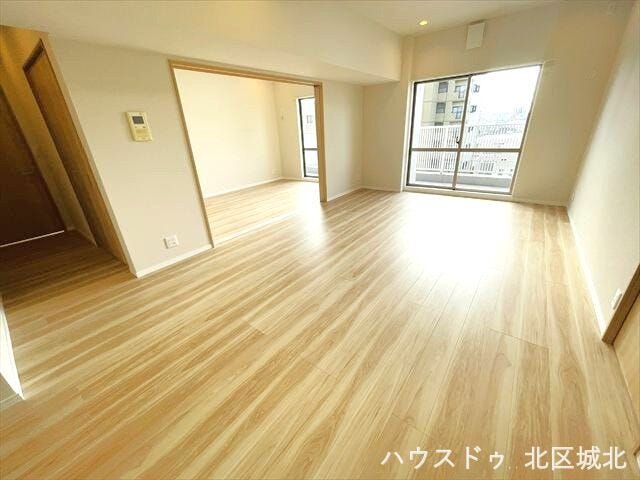 バルコニーに面した窓は開口部が大きく、陽射しをたっぷりと室内に入れてくれます。朝は気持ちよく快適な空間、夜は夜景が綺麗。