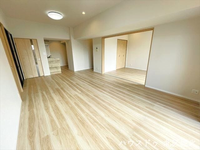 リビングの隣に洋室を配置し、プライベート空間も確保。柔軟な使い方ができ、家族のライフスタイルに合わせて快適に過ごせます。