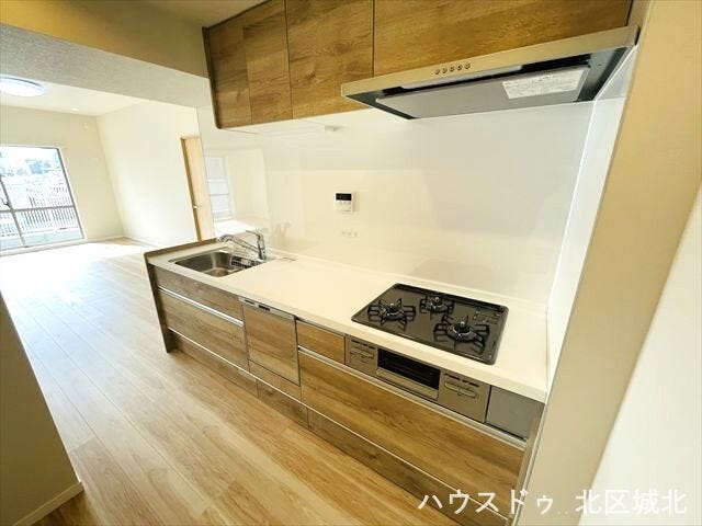 キッチンからリビングの様子が良く分かるので、お子様から目を離すことなく安心して料理することができます。