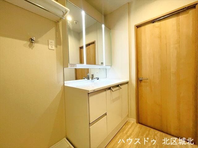 3面鏡の裏側や洗面台下、洗濯機の上など収納スペースが豊富な洗面所です。