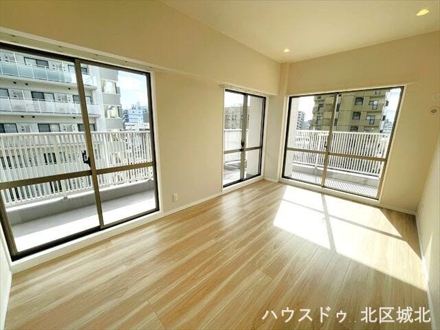 8.8帖洋室
大きな窓からたっぷりの日差しが入り、明るいお部屋になっています。