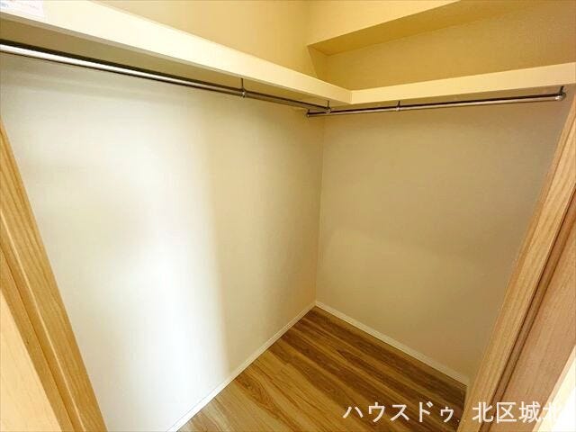 枕棚には鞄などを、ハンガーポールにはお洋服を掛けて収納できますね。ご夫婦分のお洋服も収納できそうなスペースです!