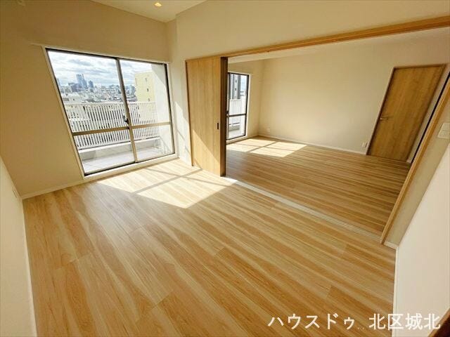 6.7帖洋室
リビングと繋がることで、開放感があり、家族とのコミュニケーションも取りやすい空間です。多用途に使える便利な部屋です。