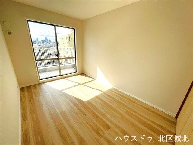 5.9帖洋室
クロスやフローリングが明るい色で統一されており、明るいお部屋になっています。