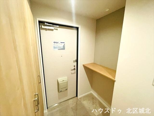 カウンター付きで鍵や小物の置き場に便利。すっきり片付く玄関です。