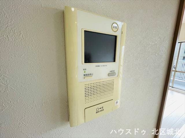 訪問者の顔が見えて安心な、モニター付きインターホンを完備しています。