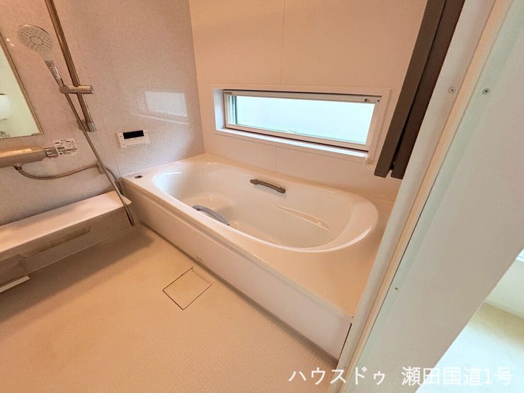 2Fに設置された浴室です。ゆったりした浴槽で一日の疲れを癒せます。窓があるため、換気もできます。