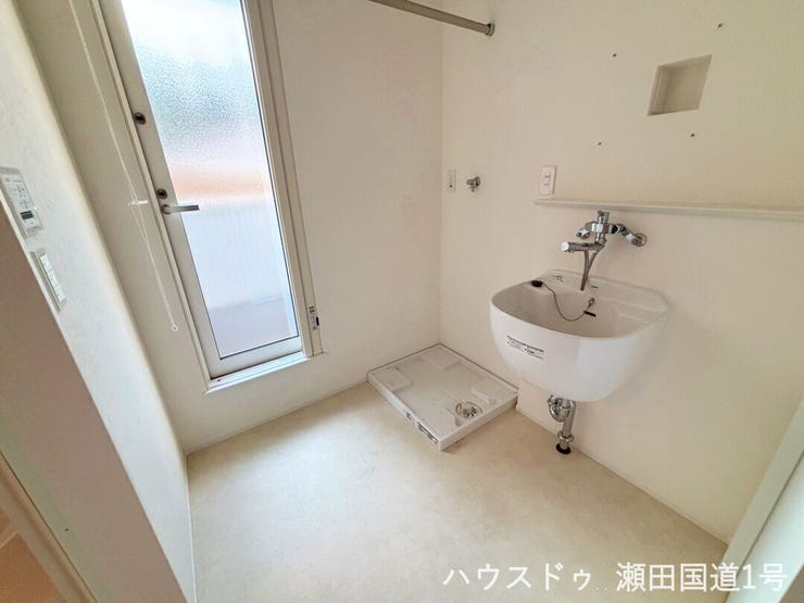 2Fのため、明るい日差しが差し込む洗面所です。