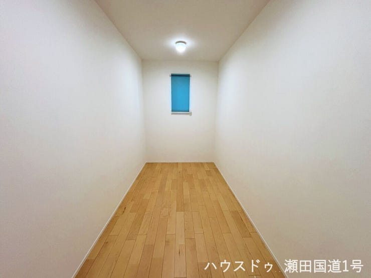 大容量のウォークインクローゼットは衣類や小物をスッキリ収納できます。