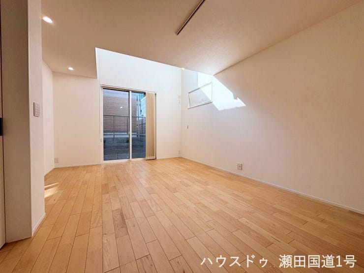 吹き抜け仕様のため、明るい光が差し込むリビングです。