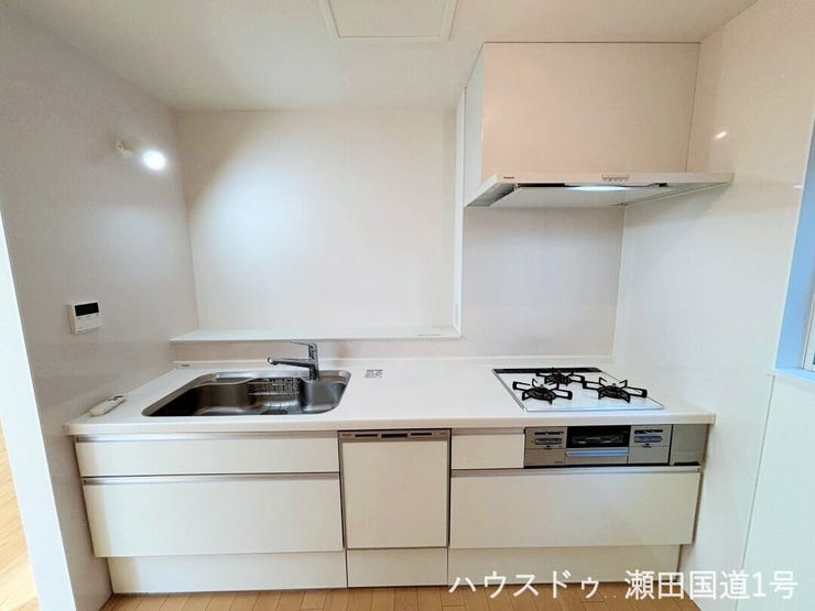 スタイリッシュなシステムキッチンです。収納は十分な深さと広さがあり、鍋やフライパンなど、かさばる調理器具もすっきりと収まります。