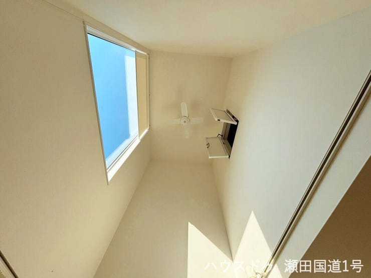 高い位置に設置された大きな窓から、自然光がたっぷりと差し込みます。