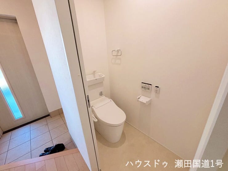 白を基調とした清潔感のあるトイレです。