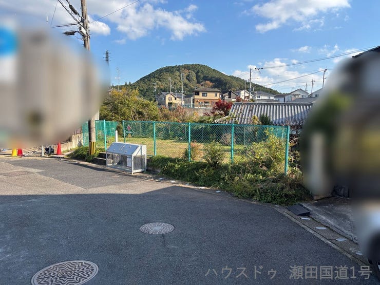 目の前に公園があります。