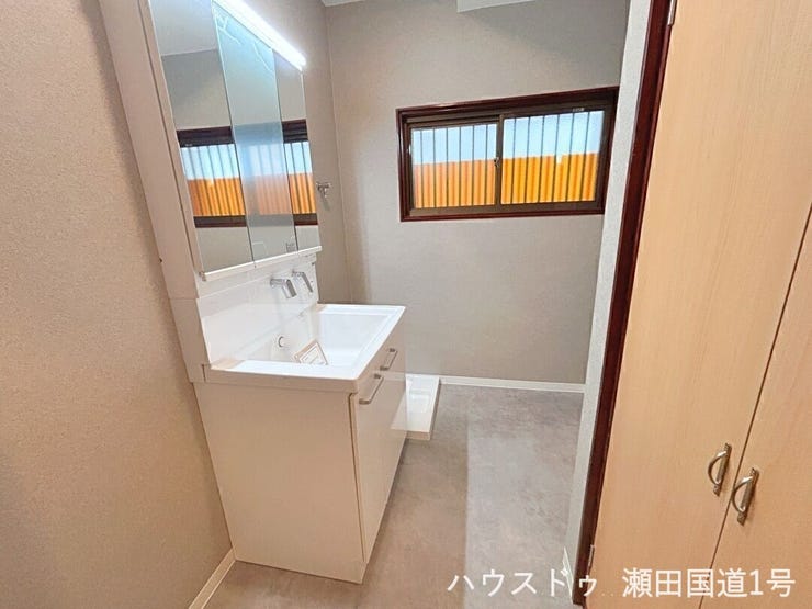 窓から自然光を取り込めるだけでなく、湿気がこもりやすい洗面脱衣所を効率的に換気できます。