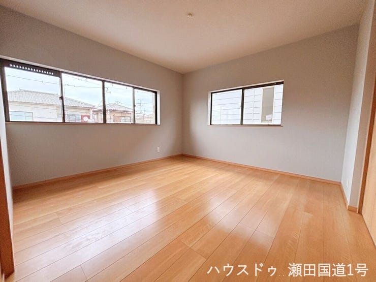 8帖のゆったりとした広さがあり、ベッドやデスクなどを置いても余裕のある空間です。