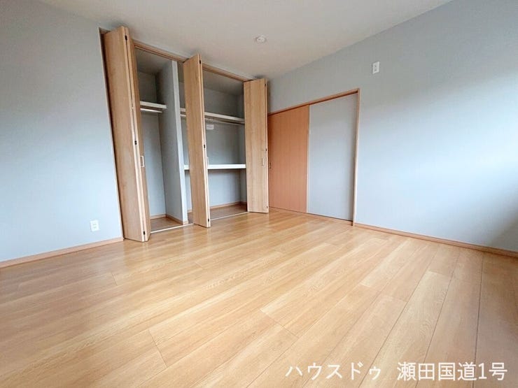 8帖洋室です。奥行きのある大容量のクローゼットが備え付けられており、衣類や荷物をすっきりと収納できます。収納内部にはハンガーパイプと棚があり、整理整頓がしやすい設計です。