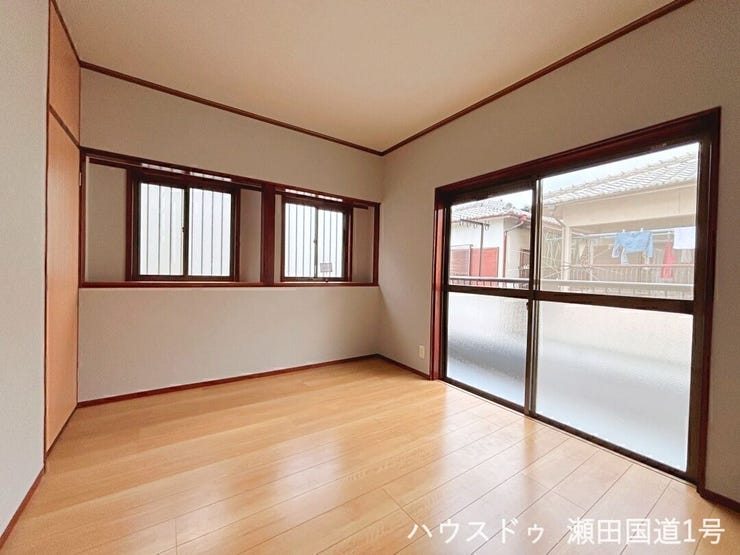 洋室6帖です。掃き出し窓と2つの高窓から自然光がたっぷりと差し込み、日中は明るく開放的な空間で過ごせます。