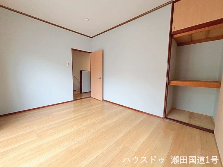 洋室6帖です。奥行きのある収納棚が備え付けられており、布団や季節物などをすっきりと片付けられます。