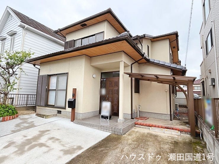 【外観】
木目の軒天と屋根のコントラストがおしゃれな印象を与えます。