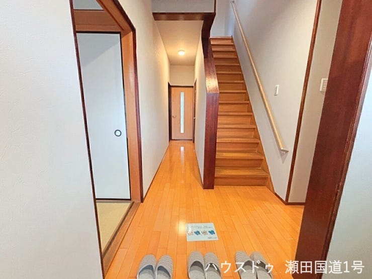 階段には木製の手すりが備え付けられており、小さなお子様やお年寄りも安心して上り下りできます。