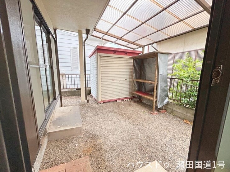 雨や日差しを遮る屋根が設置されているため、天候を気にせず洗濯物を干したり、ガーデニングの作業をしたりできます。