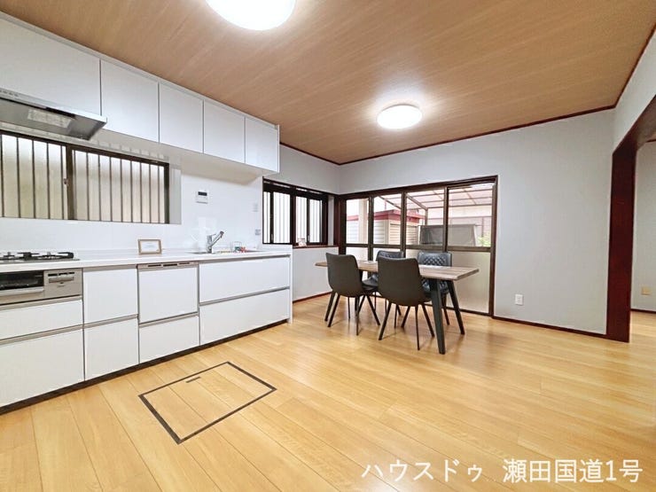 複数の窓から光が差し込み、室内は自然光で明るく開放的な雰囲気です。