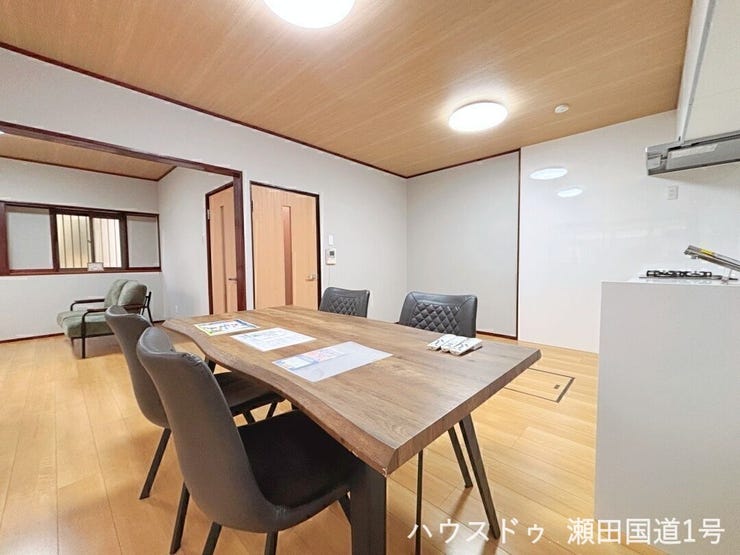 ダイニングスペースは隣接するリビングやキッチンとつながっており、家族が自然と集まる開放的な空間です。