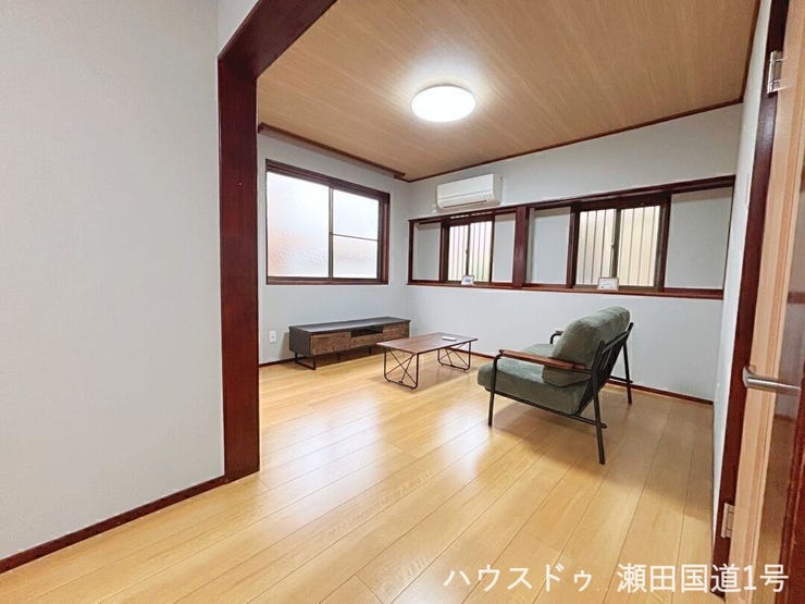 床、天井、窓枠に温かみのある木材が使われており、和の趣を感じさせる落ち着いた雰囲気の空間です。