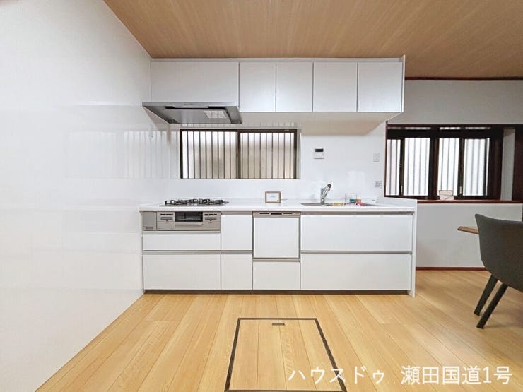 白を基調としたシステムキッチンは清潔感があり、3口コンロやビルトイン食洗機などの設備が充実しているため、日々の家事をサポートします。