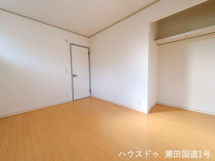 南側6帖洋室です。壁に設けられたクローゼットは、衣類や荷物をすっきりと収納するのに役立ちます。