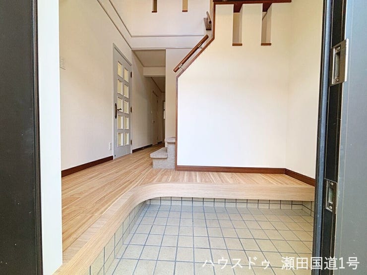 曲線を描く上がり框が、空間に柔らかさとデザイン性をプラスしています。来客時には腰掛ける場所としても利用でき、機能的でありながらもユニークなアクセントになっています。