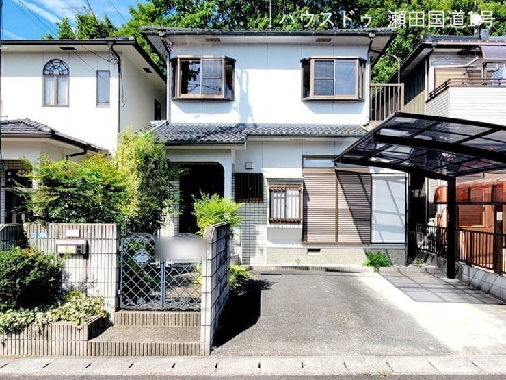 【外観】
時代を超えて愛される、唯一無二の魅力を持った住まいです。