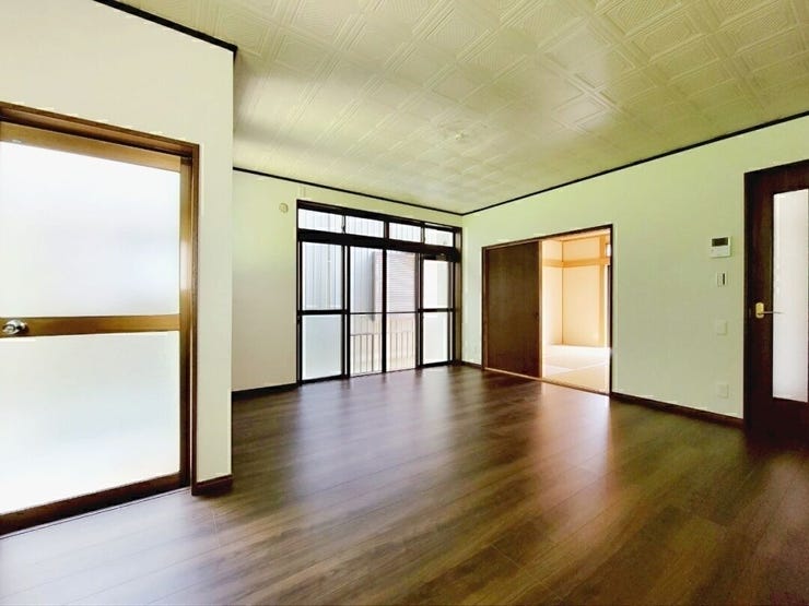 家族の笑顔が集まる、暖かく居心地の良いリビングです。